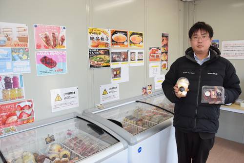 来店を呼びかける吉田幸司社長。常時25種類ほどを取りそろえ、月ごとに新商品を投入する計画だ=1日、三沢市