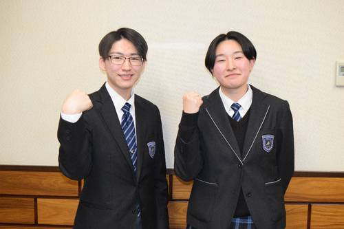 八戸工大二高で初となる現役での医学部合格を果たした沼田大地さん(左)と桶本明莉さん