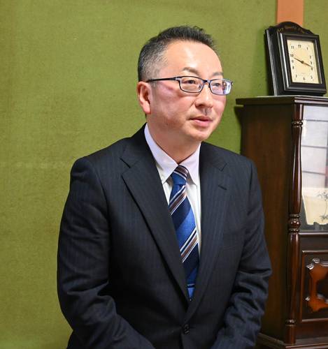 記者会見で出馬表明をする佐藤和友氏=12日、新郷村
