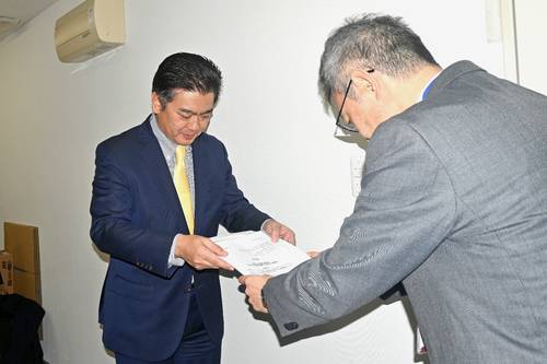 第三者委員会設置などの要望書を出す小倉謙支部長(左)=13日、青森県庁