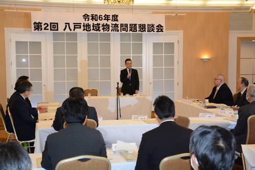 物流の「2024年問題」について、関係者が意見を交わした会合=19日、八戸市