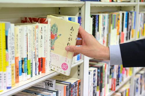 取次業者を通して、書店に並ぶ本や雑誌。発売日や店頭注文などでさまざまな課題も抱える(写真はイメージ)