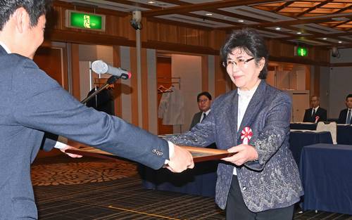 宮下宗一郎支部長(左)から社長感謝状を受ける米田一子さん