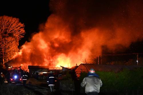 住宅1棟を全焼した火災現場=29日午前3時10分ごろ、五戸町