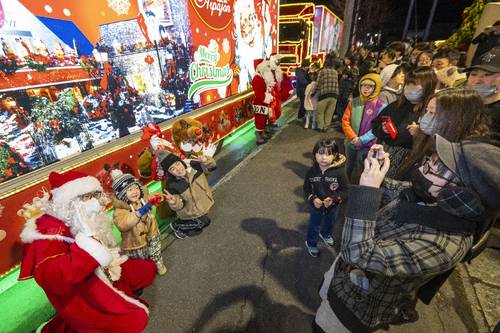 毎年12月に北奥羽地方などを走った大型の広告宣伝トラックも人気で、東京で運行した年もあった=2024年12月