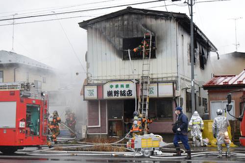 2階部分が激しく焼けた店舗兼住宅=2日午前9時55分ごろ、八戸市湊町新井田道