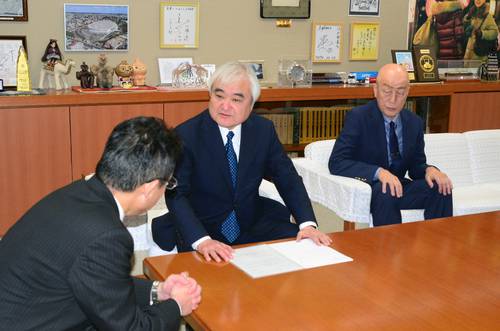 熊谷雄一市長に、インカレ開催に向けた協力を依頼する福田弥夫会長(中央)ら=3日、、八戸市