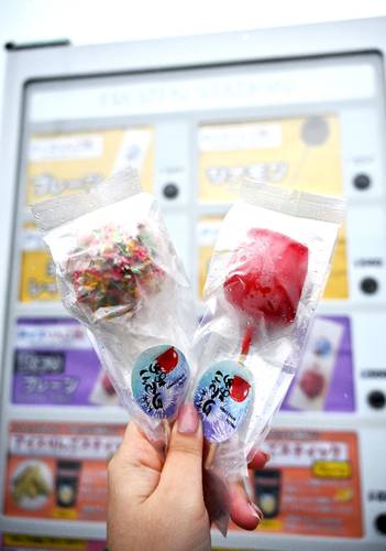 自動販売機で買える「アイスりんごあめ」。自然解凍して、しゃりしゃりとした食感を味わうのがお薦めだ