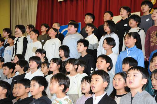 開校式で新しい校歌を元気に歌う九戸小の児童=7日、九戸村