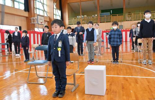 本年度で閉校となる階上町立階上小学校では新入生1人を迎えた=7日