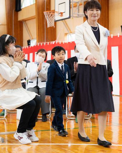 入学式で緊張した表情を見せる石田大翔さん(中央)=7日、階上町立階上小(撮影・大西桂介)
