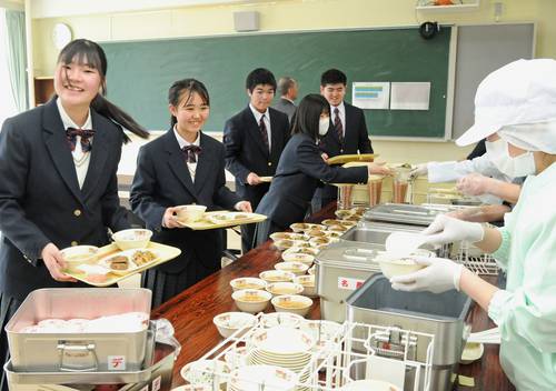給食の配膳を受ける名久井農高の生徒