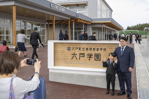 青森県内で初めて導入された義務教育学校の六戸学園。学校運営に期待が寄せられるとともに町内外から注目が集まっている=8日、六戸町