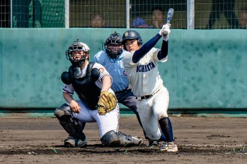 4回表無死2塁、八戸北は齋藤柊宇が適時打を放ち、3-2と逆転に成功する=八戸長根球場
