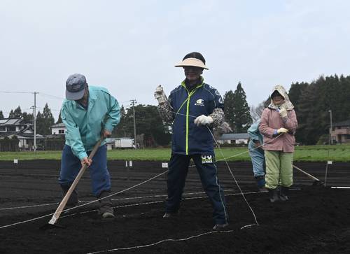開園したばかりの市民農園で作業をする参加者