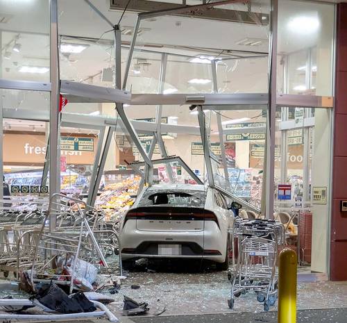 店舗入り口に乗用車が突っ込んだ事故現場=24日午後8時50分ごろ、洋野町種市のユニバース種市店(読者提供、一部を加工しています)