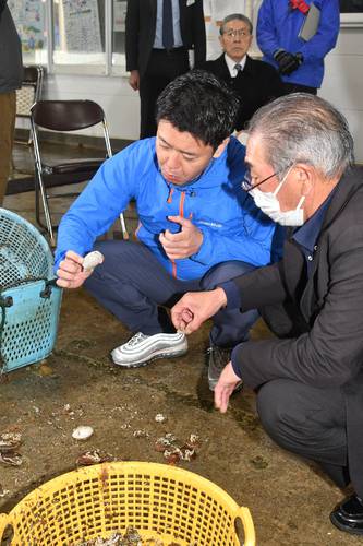 漁協の関係者から、ホタテ養殖の現状について説明を受ける宮下宗一郎知事(左)=28日、平内町