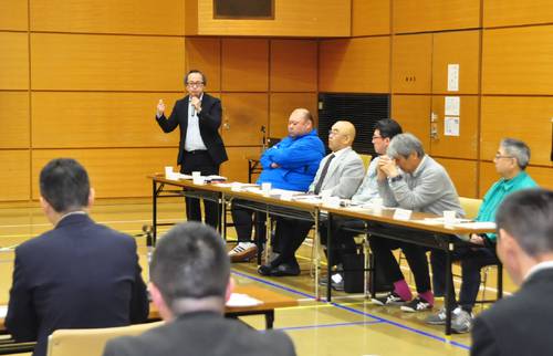 水産関係者が八戸市魚市場の課題を訴えた「魚市場の今後のあり方専門部会」の初会合=30日、八戸市