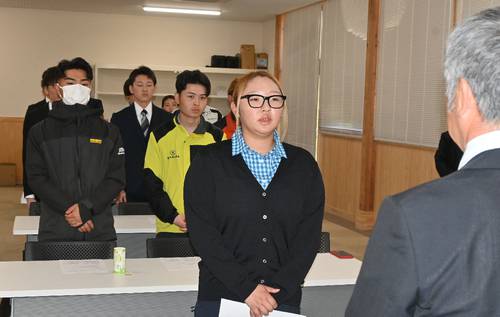 新入社員を代表して決意を述べる廣崎七海さん(中央)