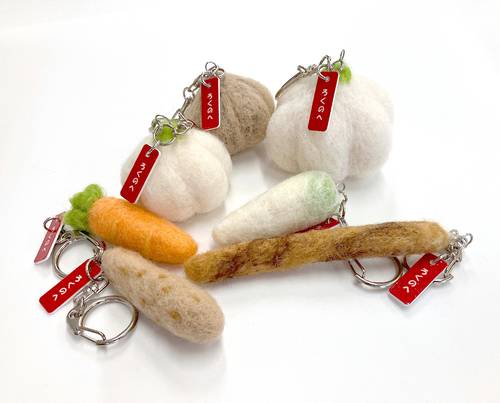 六戸町特産の野菜をイメージしたカプセルトイの商品。ニンニクは白、黒、大玉の三つ