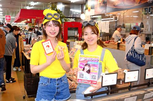 コラボイベントで商品をPRする奥えりなさん(左)と田中史江さん