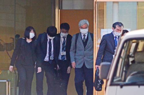 作業を終えてみちのく記念病院を後にする、東北厚生局の職員とみられる一行=8日午後4時半ごろ、八戸市