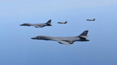 共同飛行する米軍のB1B戦略爆撃機(手前2機)と航空自衛隊三沢基地のF35A戦闘機(統合幕僚監部ホームページより)