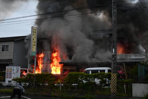 激しく炎を上げて燃える建物=10日午前4時40分ごろ、八戸市諏訪2丁目