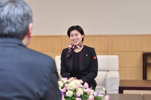 小谷知也副知事(左)に着任あいさつをする佐藤愛菜さん