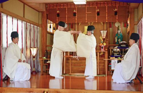 神事で幣帛を取り交わす浪打磐根宮司(右から2人目)と營田稻太郎宮司(同3人目)