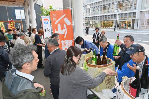 八戸圏域の酒蔵の地酒を求めて並ぶ来場者