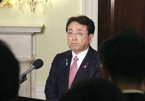会合後、記者団の取材に応じる赤沢経済再生相=6日、ワシントン(共同)