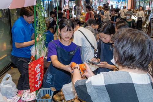 ラブはちこども横丁で野菜を販売する子どもたち