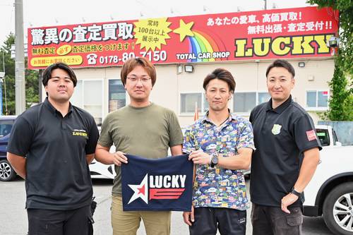 チームのロゴを手に、アイスホッケーの新たな実業団チーム発足を宣言する青山恵司代表(左から2人目)ら=24日、八戸市