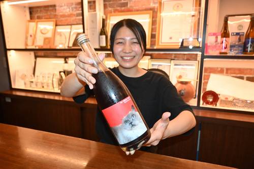 八戸酒造が販売を始めた「8000wine ネコラベル」=24日、八戸市