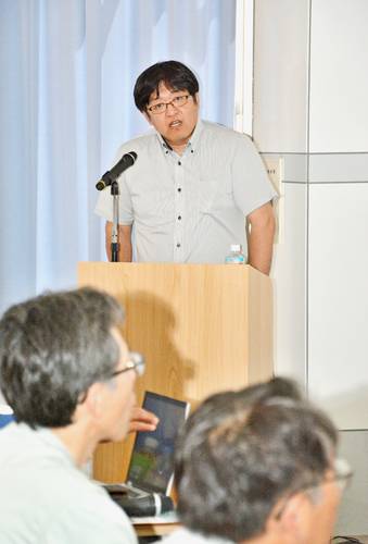 八戸製錬での二酸化炭素回収実証事業について、実用化への工程表を説明する古川孝裕氏=27日、八戸市