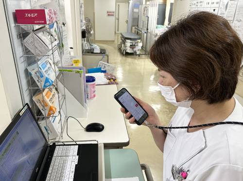 新たに導入したシステムではスマートフォンへの音声入力で患者のカルテが作成できる=1日、十和田市