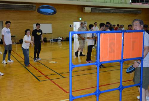 ニュースポーツで多文化交流を楽しむ参加者=2024年6月、八戸市