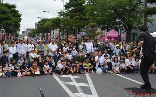 「とわだまるっとフェス」で大道芸を楽しむ市民