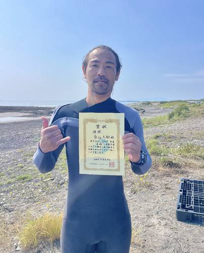 ショートボード・マスタークラスで優勝した氣仙大樹さん(日本サーフィン連盟青森支部提供)