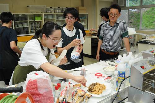 オリジナル商品を作り試食する三戸高の生徒