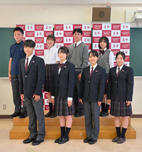 三本木中高で来年度からリニューアルされる制服。えんじ色を基調としており、スラックスとスカート、ネクタイとリボンが自由に選べるほか、ポロシャツやセーターも着用できる=十和田市