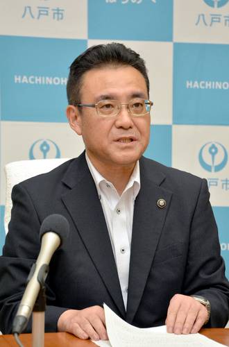 参院選の外国人政策を巡る論戦について見解を述べる熊谷雄一市長=18日、八戸市