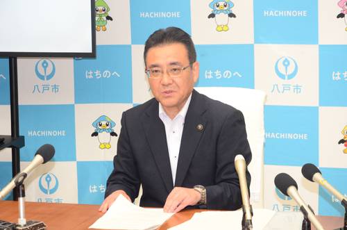 会見でみちのく記念病院に関する対応を説明する熊谷雄一市長=18日、八戸市庁