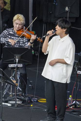 弦楽四重奏に乗せたボーカルで会場を沸かせた内澤崇仁さん(右)=26日、八戸市南郷