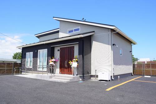 1日にオープンした家族葬会館「六戸ファミリアバイパス」=1日、六戸町