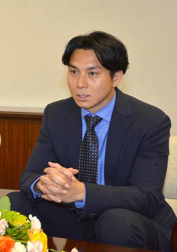 日本代表に選出され、2月のアジアカップ予選に出場したことなどを報告する津屋一球=1日、青森県庁