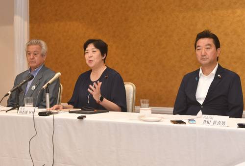 会見する田名部匡代代表(中央)ら=8日、青森市