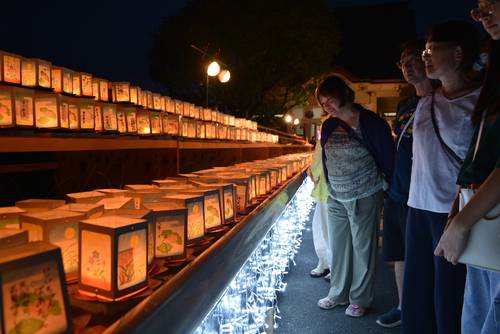 訪れた人が亡き人を偲んだ小灯籠流し=16日、八戸市小中野6丁目の常現寺