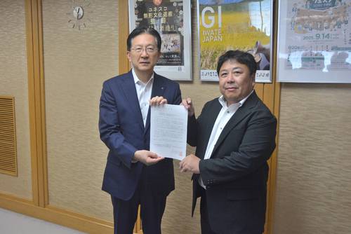 達増拓也知事(左)に岩手県産酒造好適米への支援を求める久慈浩介会長=20日、県庁